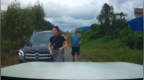 被“亮证”男子：负责人称奔驰女司机证件是假的